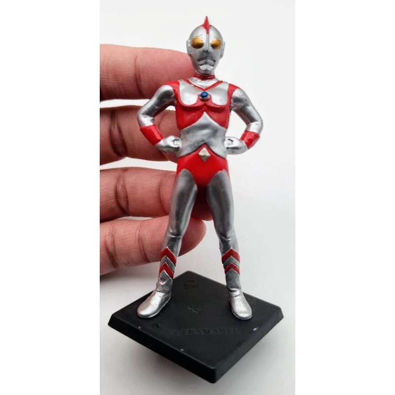 Bandai Gashapon HG Ultraman P26 Set - Ultraman Cosmos & 5 Other Figures, Includes 6 Mini Books (Japan Import)