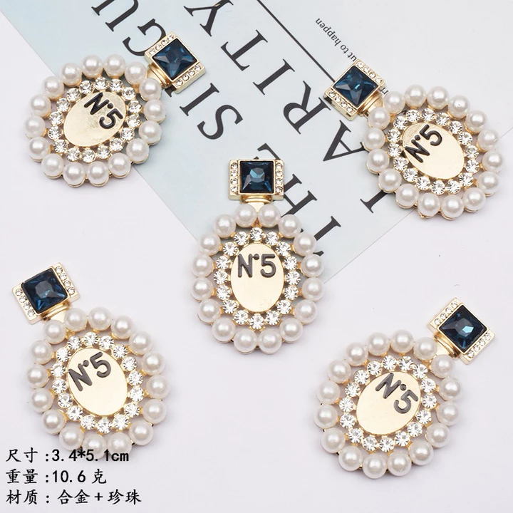 Charm gắn dép, ticker gắn dép chai nước hoa bằng hợp kim sẵn nút gài dép crocs