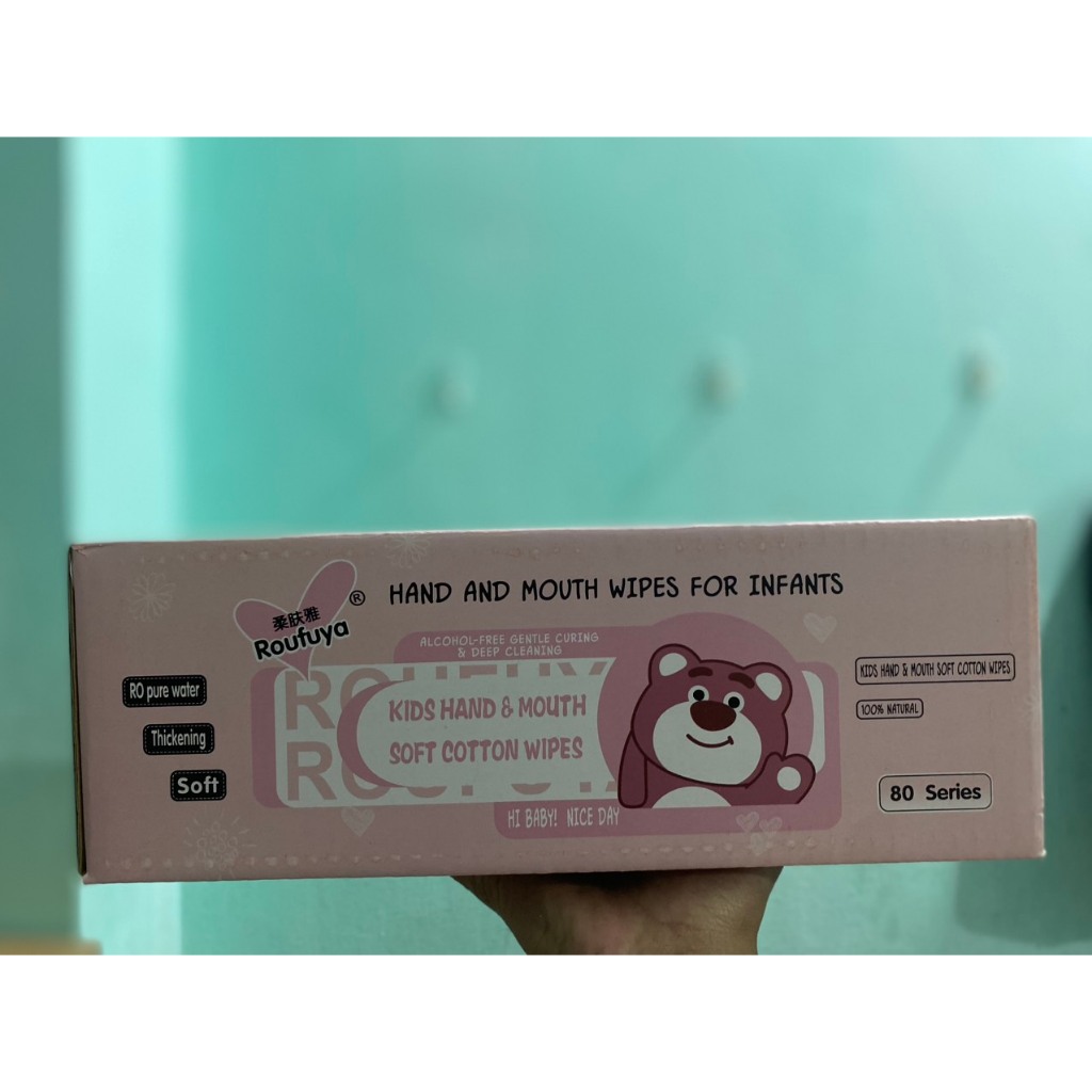 Thùng 10 Gói Ướt Gấu Dâu Hồng Khăn Ướt Không Kích Ứng Da An Toàn Khi Dùng