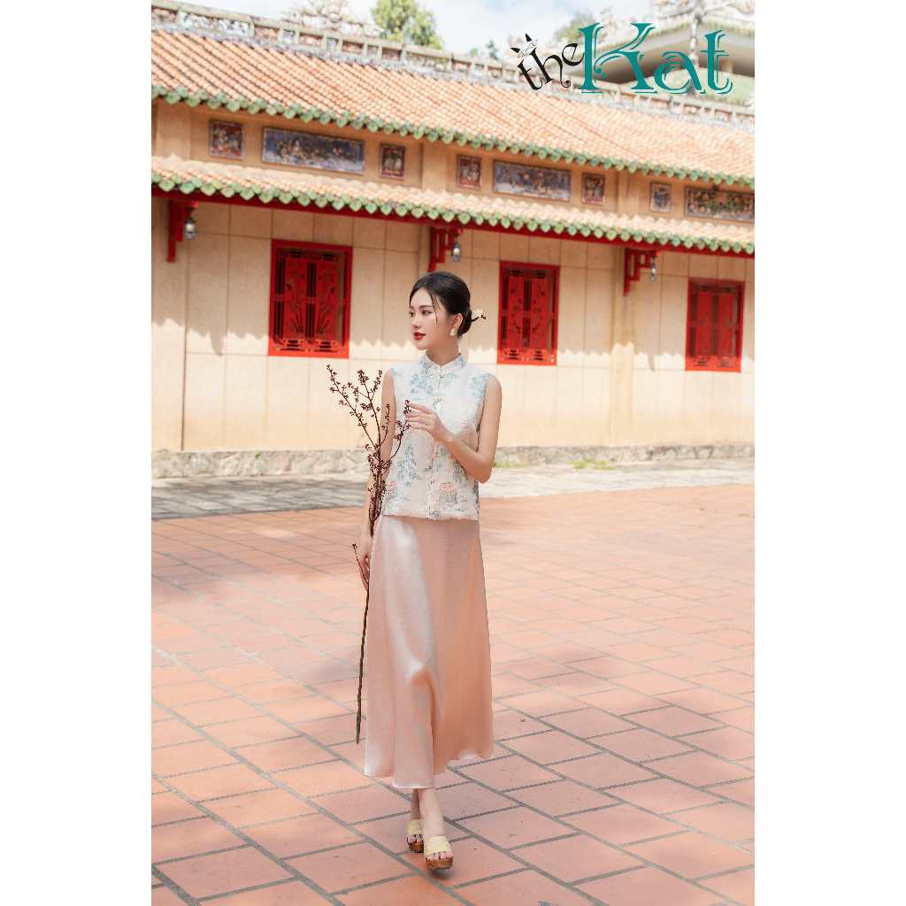 Áo Cát Viên The Kat House, chất tơ ánh thêu nổi bên trong lót lụa cao cấp mang vẻ đẹp quý phái, sang trọng
