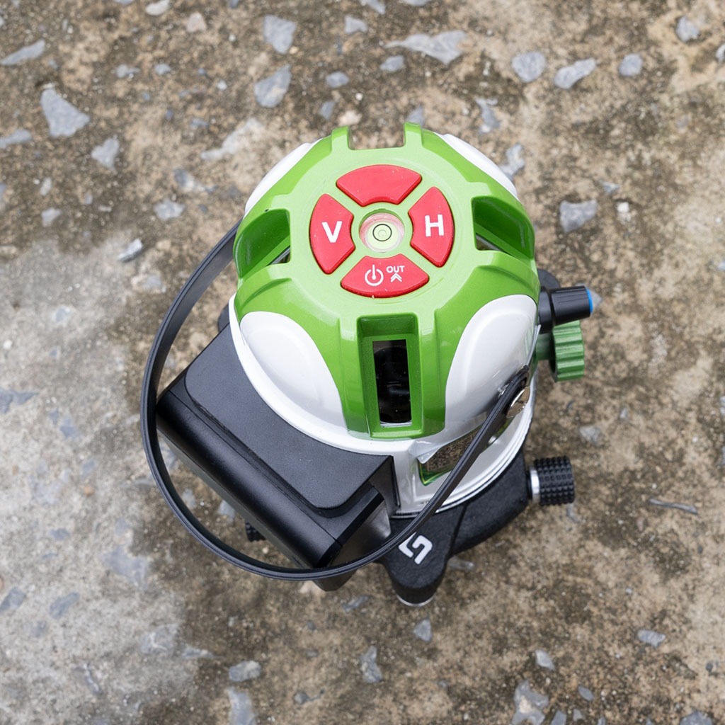 Máy cân bằng laser 5 tia xanh AKUZA AK-911Plus Đế Bi, Chỉnh Độ Sáng Tia, Điều Khiển Máy Xoay Từ Xa