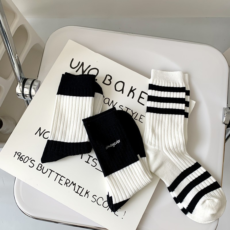 Vớ Tất cổ cao Unisex chữ P trắng đen phong cách trẻ trung và năng động.