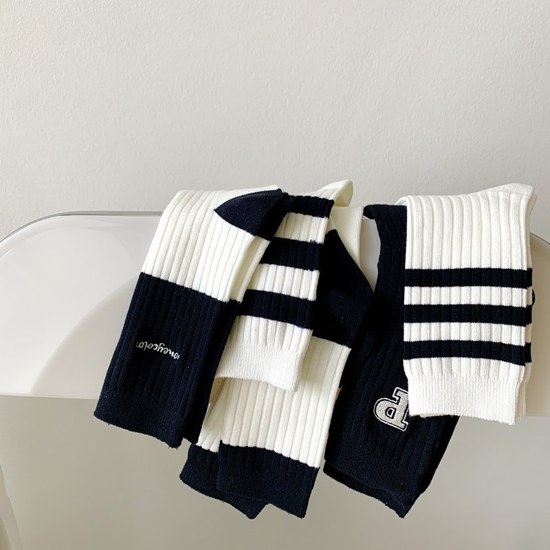 Vớ Tất cổ cao Unisex chữ P trắng đen phong cách trẻ trung và năng động.