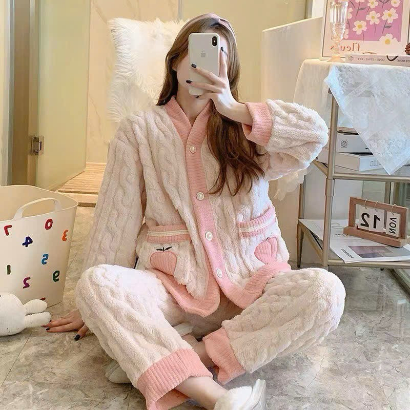 BỘ ĐỒ NGỦ BÔNG CÀI KHUY HOẠ TIẾT QUẢ ĐÀO 540