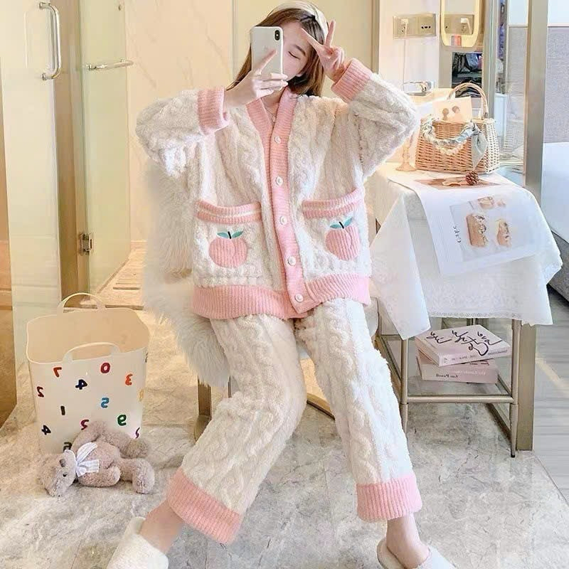 BỘ ĐỒ NGỦ BÔNG CÀI KHUY HOẠ TIẾT QUẢ ĐÀO 540