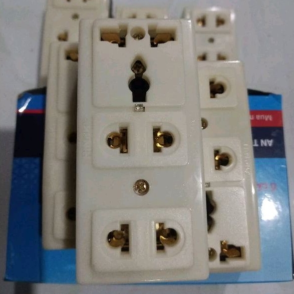 Ổ cắm điện 3 ngã siêu bền, chất lượng cao chính hãng Hinoki - Ổ cắm điện 3 lỗ màu trắng Hinoki