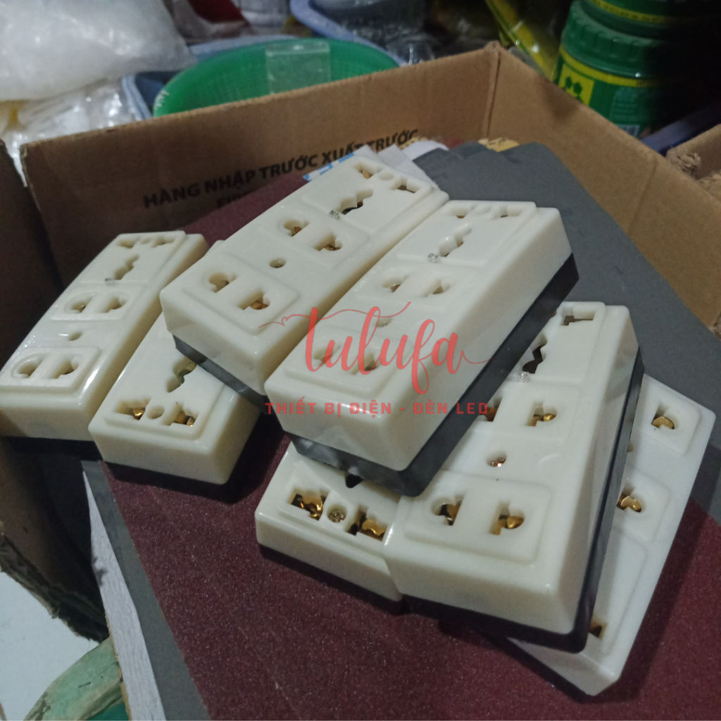 Ổ cắm điện 3 ngã siêu bền, chất lượng cao chính hãng Hinoki - Ổ cắm điện 3 lỗ màu trắng Hinoki