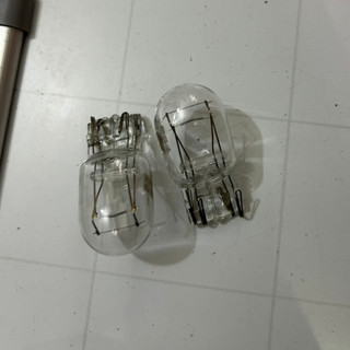 Hộp 10 Bóng đèn ô tô, bóng đèn phanh ô tô, bóng xi nhan ô tô chân cắm T20 12V 21/5W 2 tóc màu trắng.