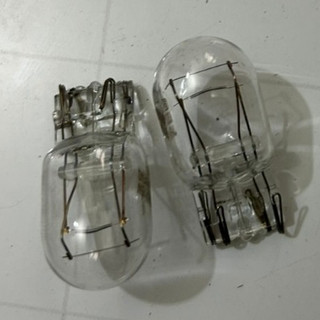 Bóng đèn ô tô, bóng đèn phanh ô tô, bóng xi nhan ô tô chân cắm T20 12V 21/5W 2 tóc màu trắng.
