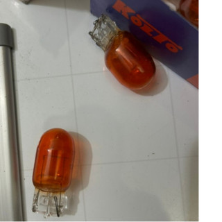 Bóng đèn ô tô, bóng đèn phanh ô tô, bóng xi nhan ô tô chân cắm T20 12V 21W 1 tóc màu vàng.