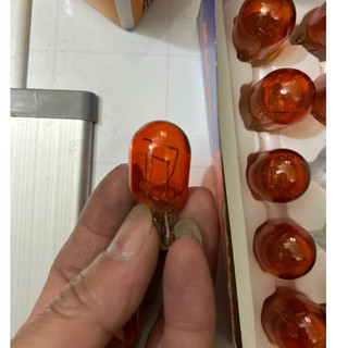 Bóng đèn ô tô, bóng đèn phanh ô tô, bóng xi nhan ô tô chân cắm T20 12V 21/5W 2 tóc màu vàng.