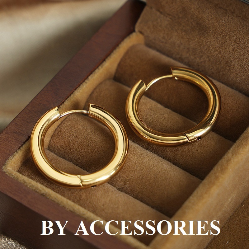 Bông tai nữ unisex titan cổ điển kiểu tròn dày lớn basic mạ vàng 18K không gỉ WE2402 BY ACCESSORIES