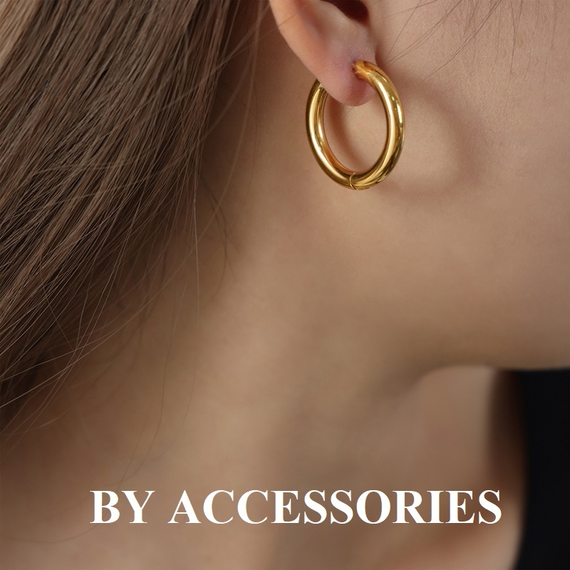Bông tai nữ unisex titan cổ điển kiểu tròn dày lớn basic mạ vàng 18K không gỉ WE2402 BY ACCESSORIES