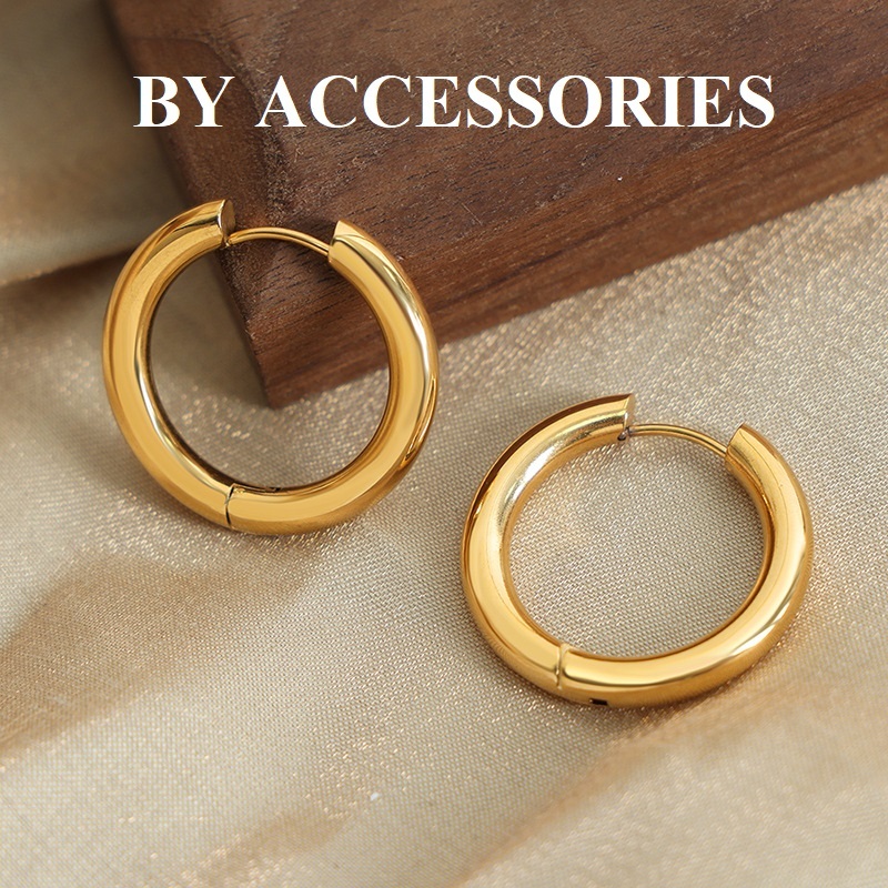Bông tai nữ unisex titan cổ điển kiểu tròn dày lớn basic mạ vàng 18K không gỉ WE2402 BY ACCESSORIES