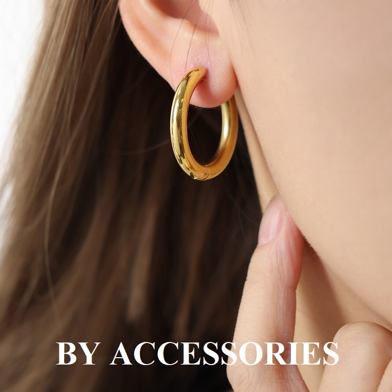 Bông tai nữ unisex titan cổ điển kiểu tròn dày lớn basic mạ vàng 18K không gỉ WE2402 BY ACCESSORIES