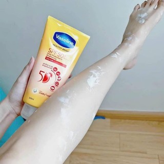 Serum chống nắng cơ thể Vaseline 50x bảo vệ da với SPF 50+ PA++++ giúp da sáng hơn gấp 2X 300ml