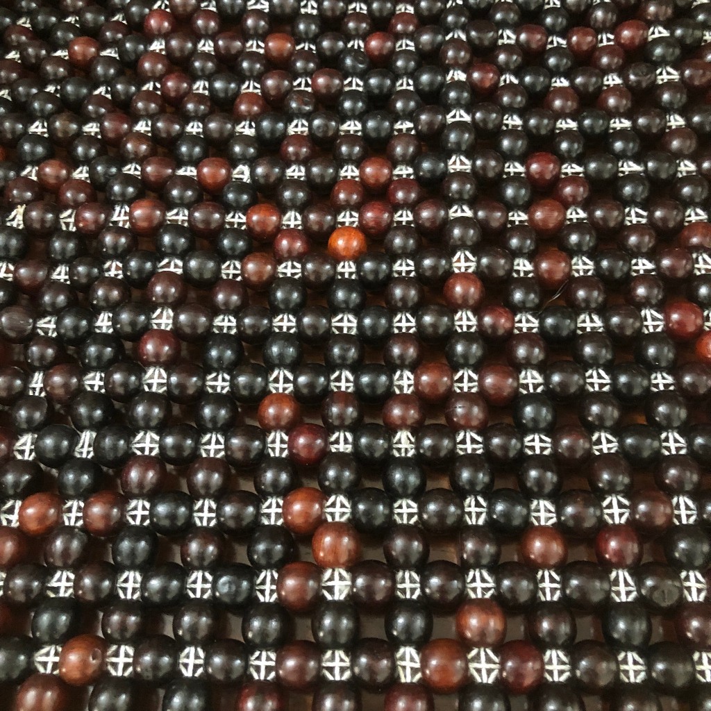 Đệm Hạt Gỗ 45x45 cm Trắc đỏ đen sang trọng dành cho xe máy ô tô và nhiều loại ghế giá xưởng Làng Nghề Tiện Nhị Khê