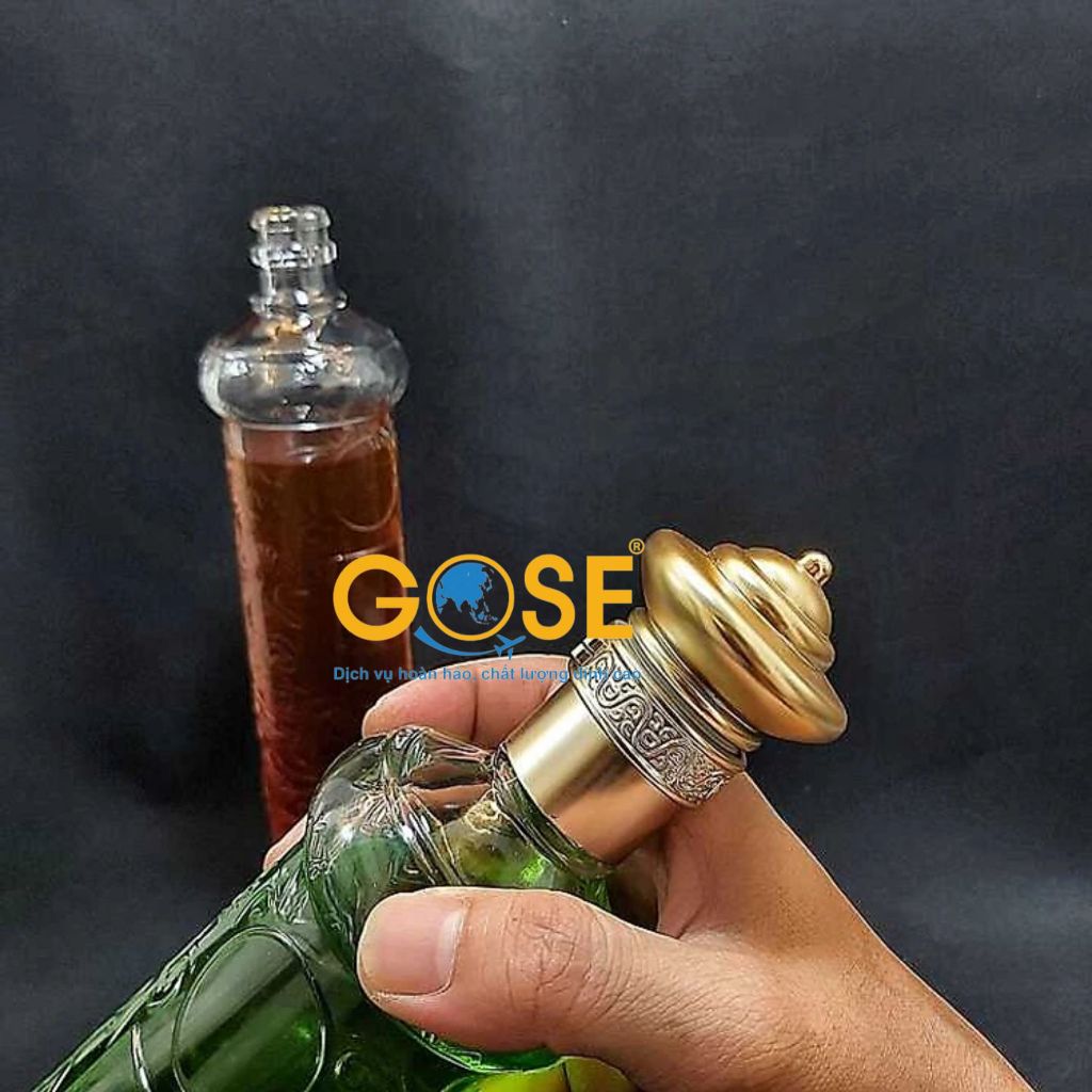 Ảnh Chai rượu thủy tinh GOSE họa tiết vân rồng trụ cao nắp nhựa hình tháp màu đồng 1