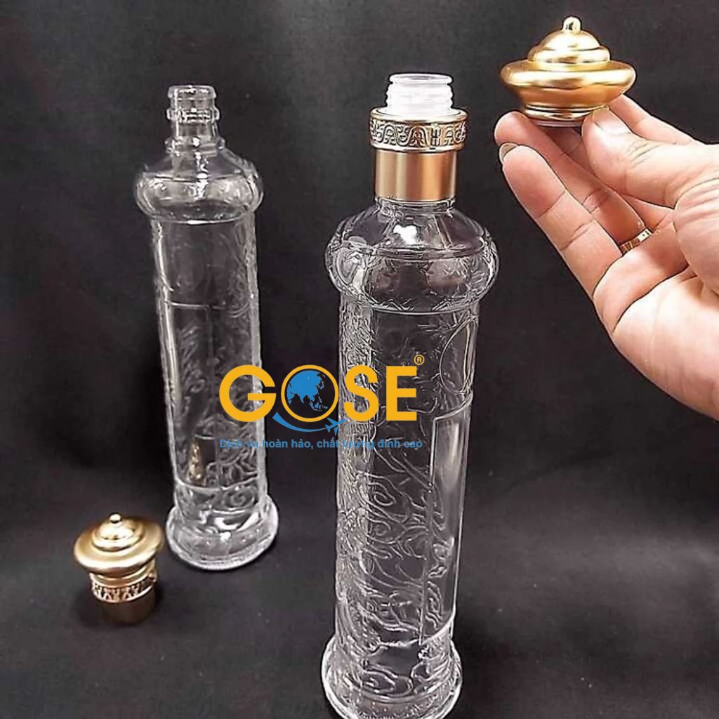 Ảnh Chai rượu thủy tinh GOSE họa tiết vân rồng trụ cao nắp nhựa hình tháp màu đồng 2