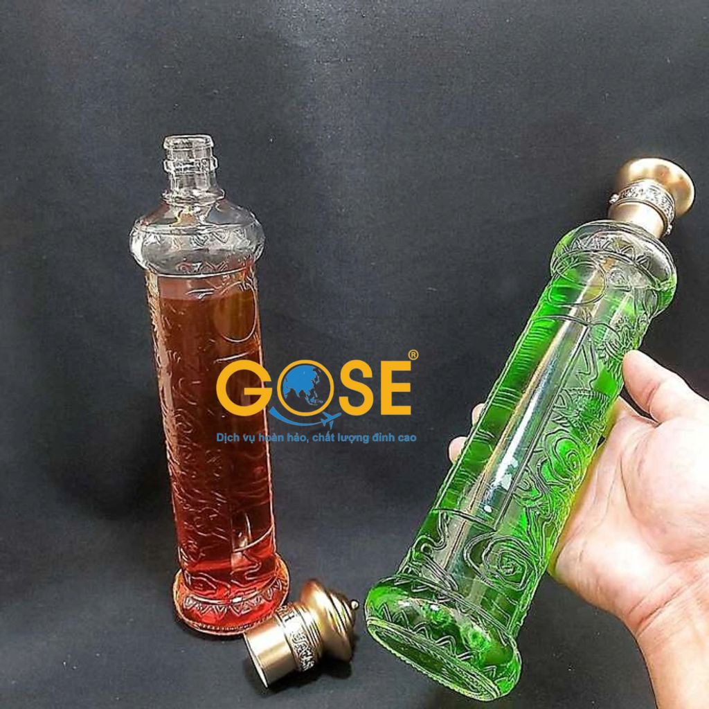 Ảnh Chai rượu thủy tinh GOSE họa tiết vân rồng trụ cao nắp nhựa hình tháp màu đồng 3