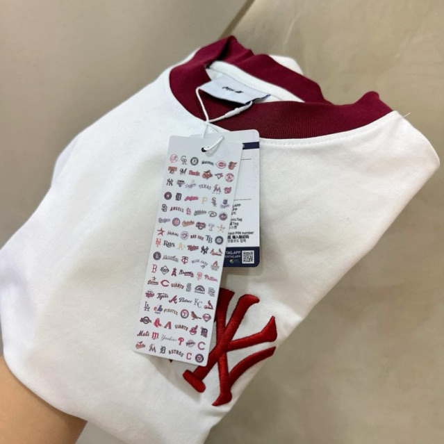 Áo phông unisex chữ thêu nổi cổ bo viền