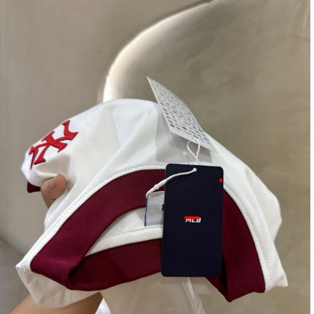 Áo phông unisex chữ thêu nổi cổ bo viền