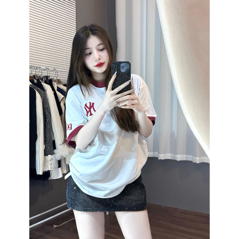 Áo phông unisex chữ thêu nổi cổ bo viền