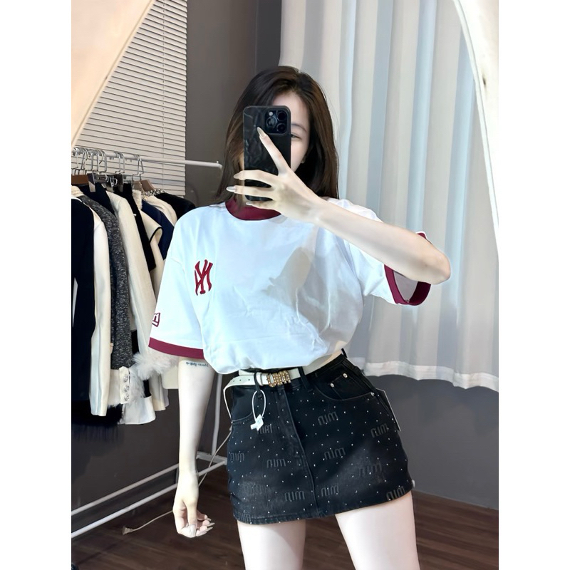 Áo phông unisex chữ thêu nổi cổ bo viền