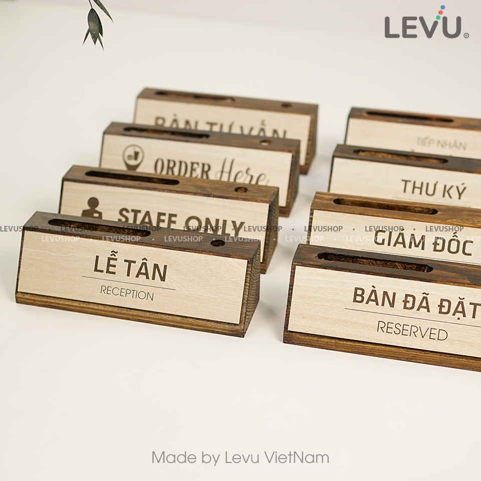 Biển chức danh để bàn khắc tên, bảng gỗ để bàn chức danh có ngăn để name card và khay đựng bút LEVU BG53