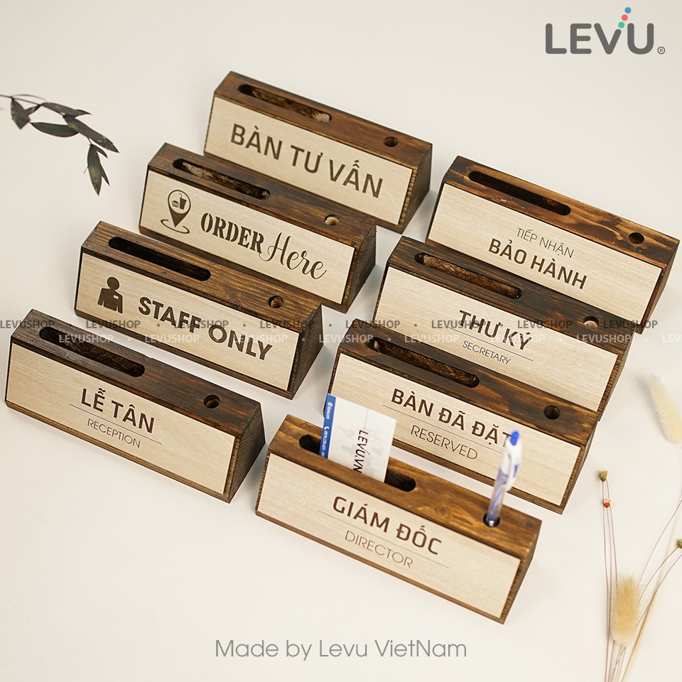 Biển chức danh để bàn khắc tên, bảng gỗ để bàn chức danh có ngăn để name card và khay đựng bút LEVU BG53