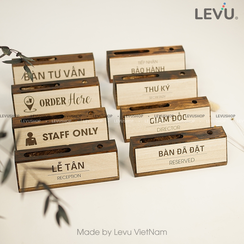 Biển chức danh để bàn khắc tên, bảng gỗ để bàn chức danh có ngăn để name card và khay đựng bút LEVU BG53