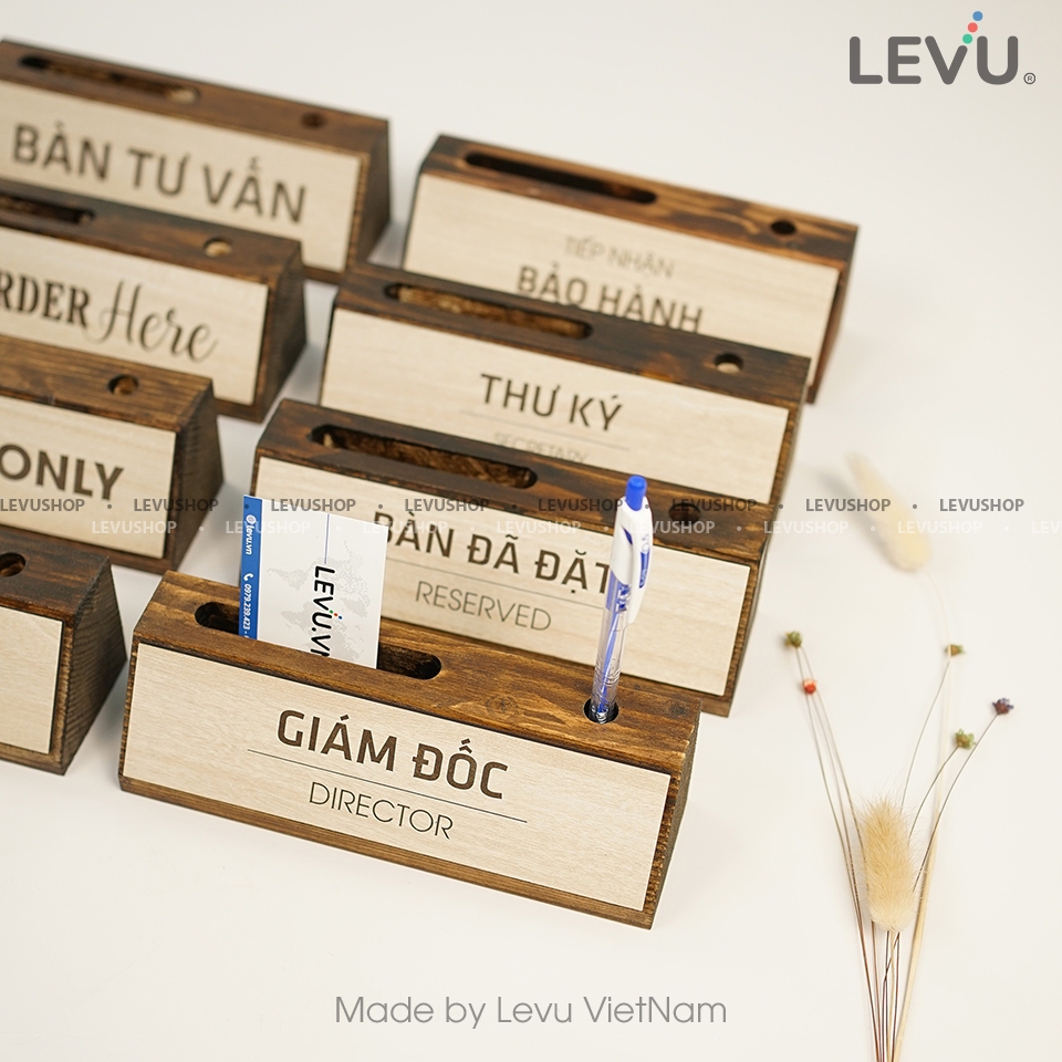 Biển chức danh để bàn khắc tên, bảng gỗ để bàn chức danh có ngăn để name card và khay đựng bút LEVU BG53