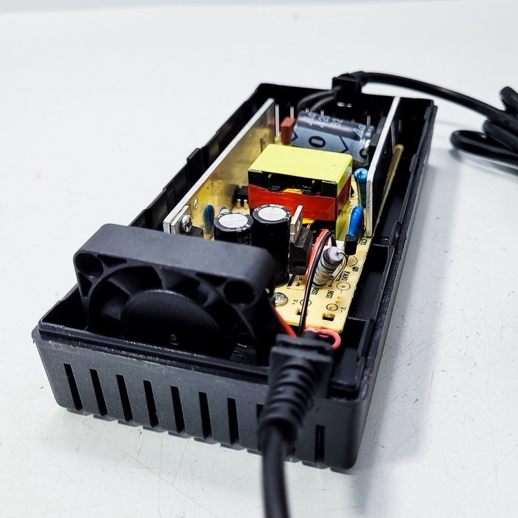 Sạc nhanh 3A cho pin Li-ion 5S, 21V - 3A, có quạt mát và đèn báo đầy pin, pin đầy tự ngắt