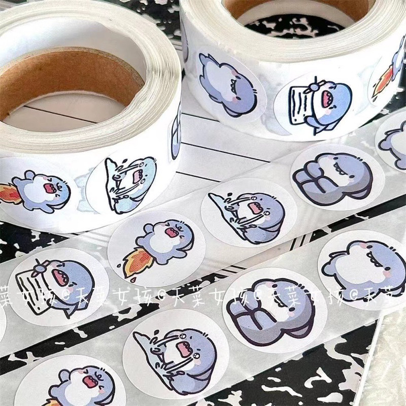 Cuộn 500 hình dán/ Miếng Dán/Sticker Cá Mập xanh béo Trang Trí Mũ Bảo ...