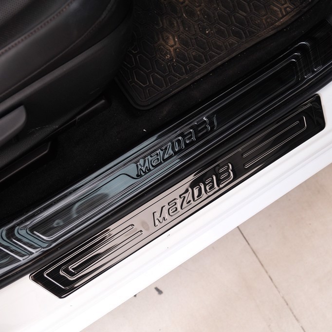 Ốp bậc cửa xe Mazda 3 2020-2023, Nẹp bước chân Chất liệu hợp kim Titan, Chống xước chống trơn
