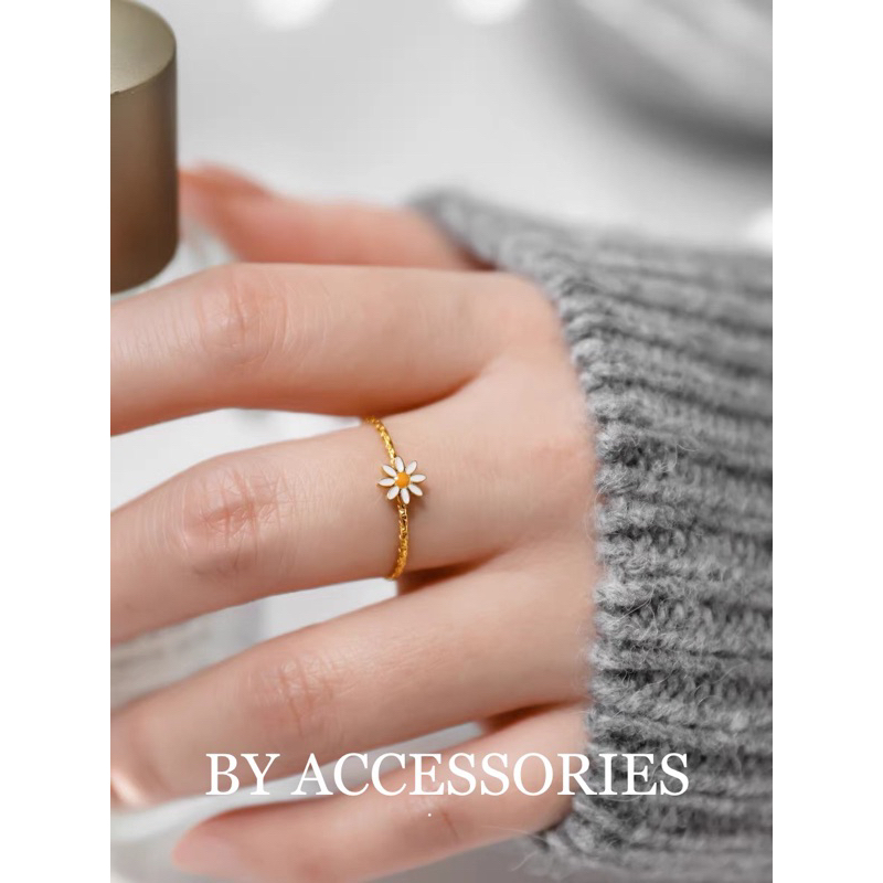Nhẫn nữ titan kiểu tròn mảnh phối hoa cúc Daisy nhỏ xinh mạ vàng 18K không gỉ WR2337