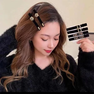 Set 2Kẹp Tóc Vải Nhung Đính Hoa Trà Và Ngọc Trai Phong Cách Cổ Điển K61