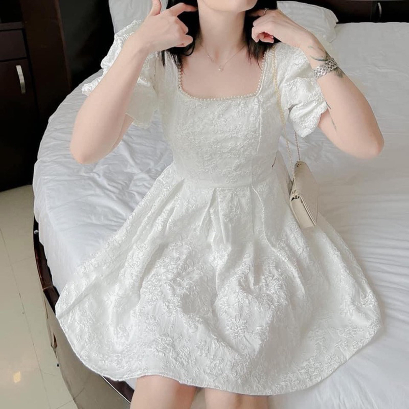 ĐẦM GẤM TRẮNG KHOÉT EO PHỐI NGỌC VIỀN CỔ VUÔNG TAY PHỒNG ANGI HOME