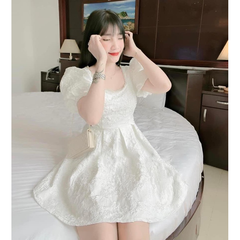 ĐẦM GẤM TRẮNG KHOÉT EO PHỐI NGỌC VIỀN CỔ VUÔNG TAY PHỒNG ANGI HOME