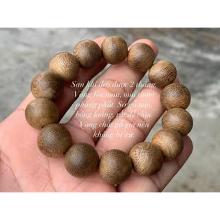 Vòng tay trầm hương hạt tròn đơn đẹp sớ gỗ mịn bóng loáng đeo lâu lên màu đậm, mùi hương phảng phất.