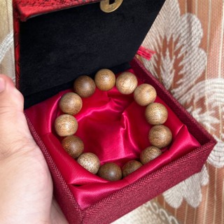 Vòng tay trầm hương hạt tròn đơn đẹp sớ gỗ mịn bóng loáng đeo lâu lên màu đậm, mùi hương phảng phất.