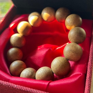 Vòng tay trầm hương hạt tròn đơn đẹp sớ gỗ mịn bóng loáng đeo lâu lên màu đậm, mùi hương phảng phất.