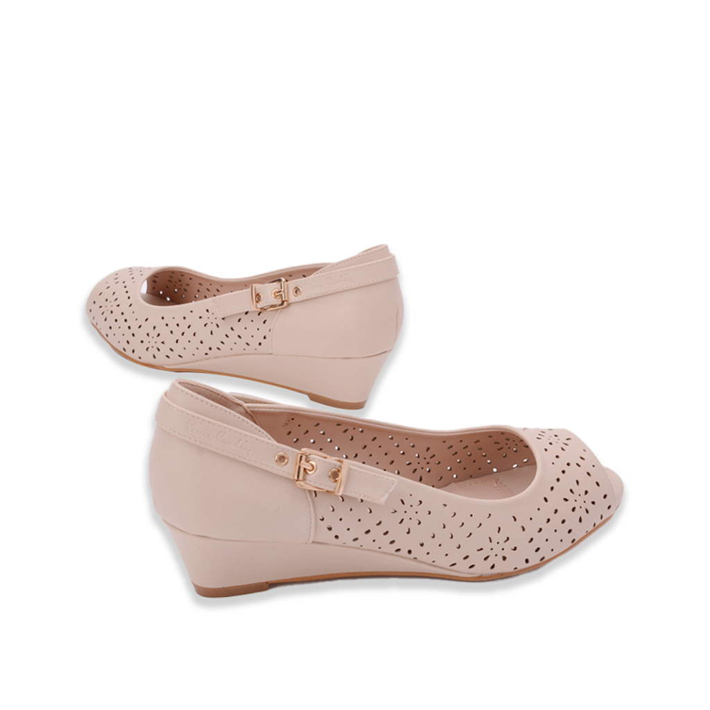 Ảnh Sandal nữ Pierre Cardin da PU cao cấp,đế cao 3cm, họa tiết hoa, có khóa cài, không gây đau chân - 251 4