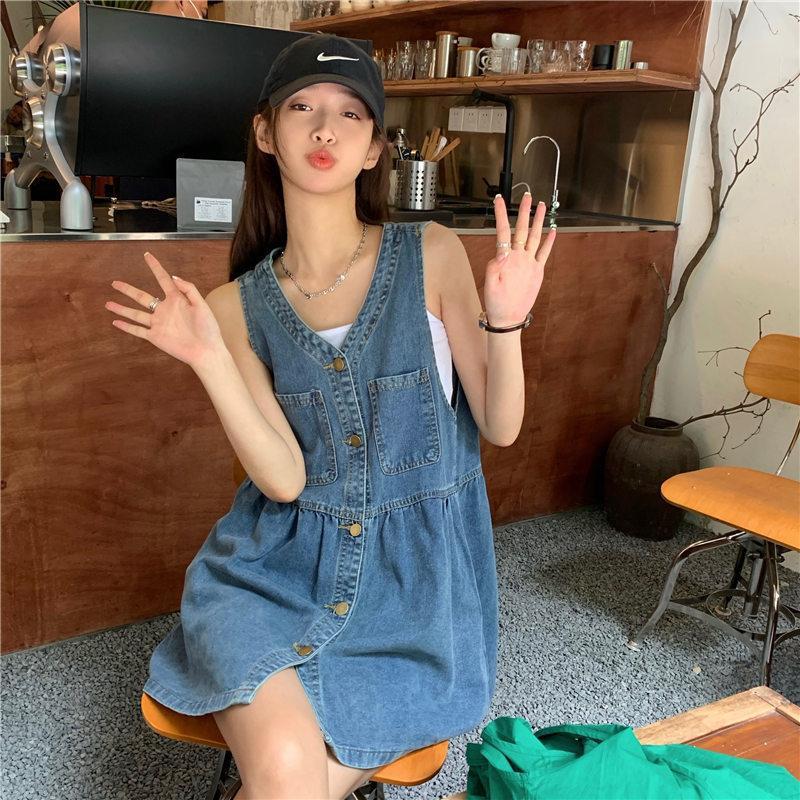 Đầm yếm Jean thời trang dáng babydoll xinh xắn phối kèm nút dọc và túi trẻ trung