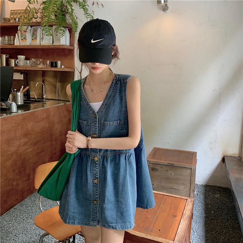 Đầm yếm Jean thời trang dáng babydoll xinh xắn phối kèm nút dọc và túi trẻ trung