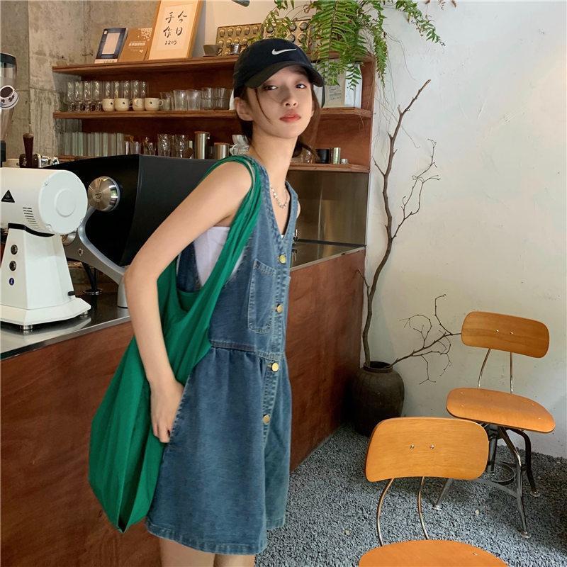 Đầm yếm Jean thời trang dáng babydoll xinh xắn phối kèm nút dọc và túi trẻ trung