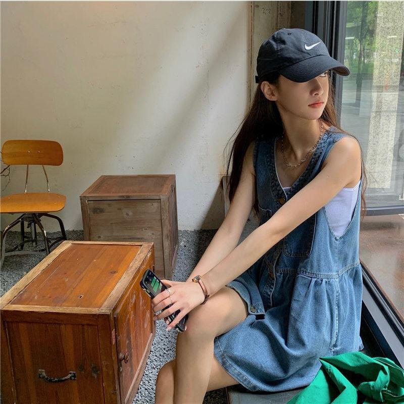 Đầm yếm Jean thời trang dáng babydoll xinh xắn phối kèm nút dọc và túi trẻ trung