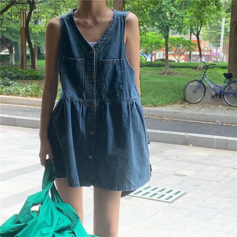 Đầm yếm Jean thời trang dáng babydoll xinh xắn phối kèm nút dọc và túi trẻ trung