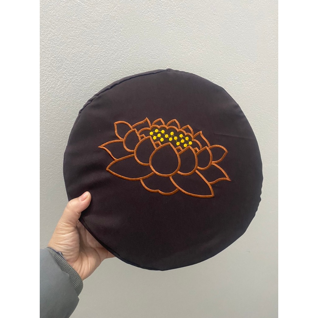 Bồ đoàn ngồi thiền vỏ đỗ 30×10cm thêu hoa sen
