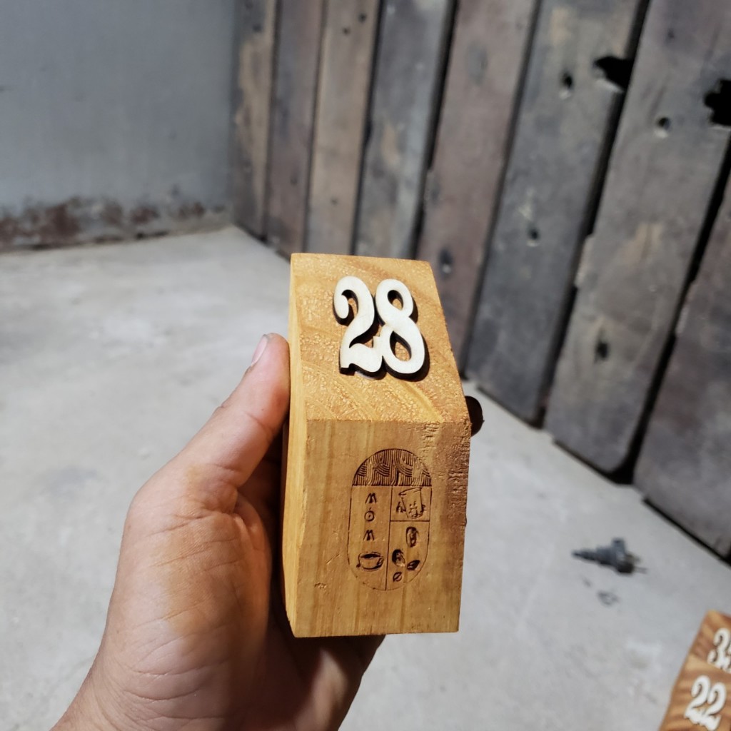 Thẻ bàn cà phê Trụ vuông gỗ độc lạ - Tặng khay khi mua 20 SỐ + khắc logo miễn phí